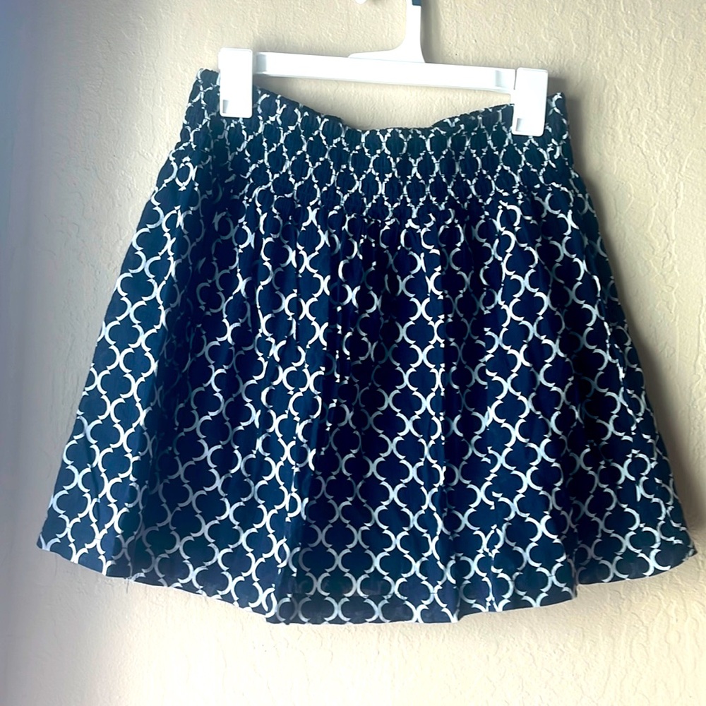 New York & Company navy blue and white pattern short skirt.